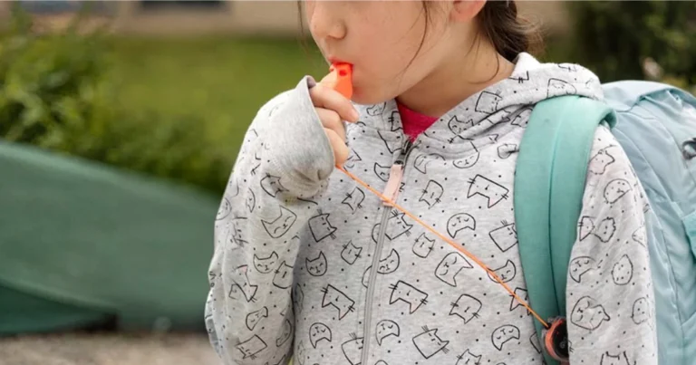 enfant utilise le sifflet du keybak safe