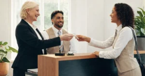 clé donnée à un client à la réception d'un hotel